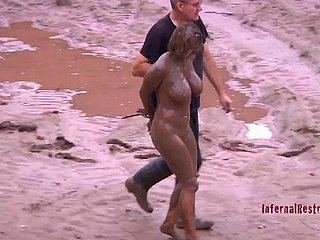Große Brüste Trina ist eingesperrt und ihre privaten Teile mit Leidenschaft gefoltert!