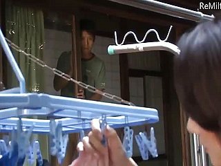 Aziatische Japanse moeder ving haar zoon masturberen