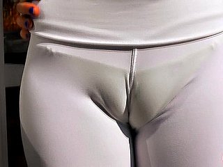 AMAZING Heavy ธรรมชาติหัวนม n cameltoe ขนาดใหญ่สีบลอนด์วัยรุ่นละติน!