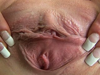 Fuckable si vanta bruna Doxy rebuff enorme clitoride rosa take primo piano scena