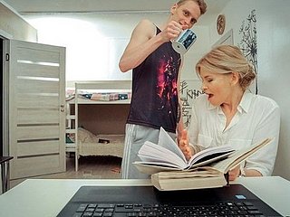 TUTOR4K。彼らは助けたので、男はカメラを設定し、正しかったです