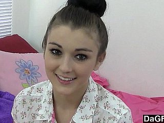 Nervous Teen Does Porn zum ersten Mal