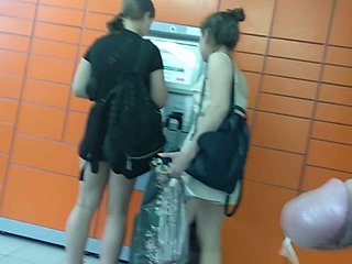 Les filles reçoivent le paquet