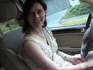 走行中の車の中でかなりブルネットのオナニー
