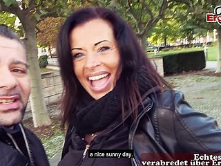 Öffentliches blinke Datum mit großen Titten milf