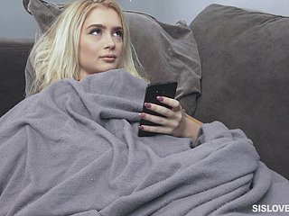 صغيرتي شقراء أناستازيا فارس يسعد أن ينتشر ساقيها لقضيب