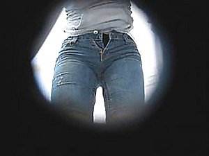 Verborgen camera in het toilet van het meisje