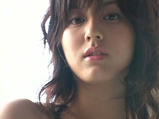 Tentant Japonaise Babe Yumi Sugimoto pose sur une plage montrant son corps maigre