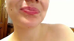 Azgın Housewife, kocasının kendi ucundaki yükünü ateş etmesini sağlar.
