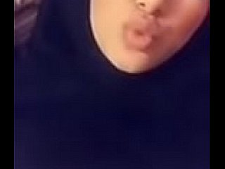 大きなおっぱいを持つイスラム教徒のヒジャービの女の子がセクシーなセルフィービデオを撮る