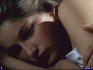 Dễ thương cô gái tóc nâu laetitia casta âu yếm sau khi quan hệ