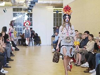 モデルはファッションショーでパンティーを着用するのを忘れています