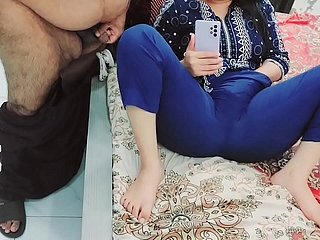 قبضني زوج زوجي على مشاهدة الإباحية على الهاتف المحمول وعاقبني مثل العاهرة مع الصوت الهندي