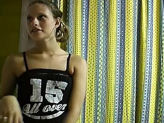 Un adolescent allemand fit e plan et attrayant se fait raser coryza twat