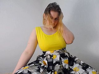 Virgin Girl se corre duro después de bailar clean un hermoso vestido