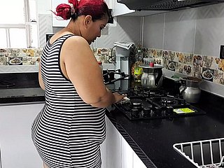 Sedurre shivering mia matrigna da scopare in cucina