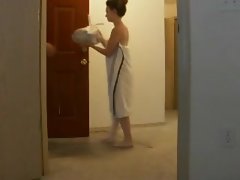 アマチュアは配達人のための彼女のタオルをドロップ