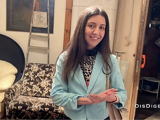 Tiyatroda mütevazı bir kız aldı ve bir sanat galerisinde seks için boşandı