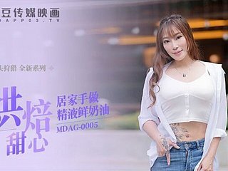 Nettes asiatisches Babe saugt den weißen Schwanz ihres Freundes und nimmt einen Gesichtsbehandlung - asiatischer Inferior -