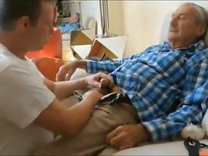 คุณปู่เพลิดเพลินกับด้งโดยชายหนุ่มคนหนึ่ง