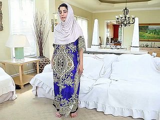 apogee کی عادی عرب لڑکی نادیہ علی اپنی رسیلی بلی سے کھیل رہی ہے۔