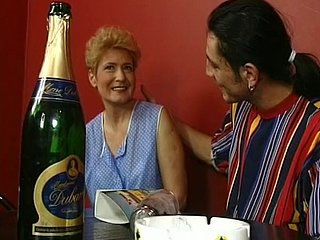 Vecchia bionda tedesca scopa al proscription