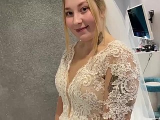 El matrimonio ruso small-minded pudo resistirse y follaron con un vestido de novia.
