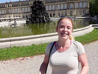 Pelacur awam! Bermahkota Ratu di Istana Herrenchiemsee dengan flavour pancutan sperma!