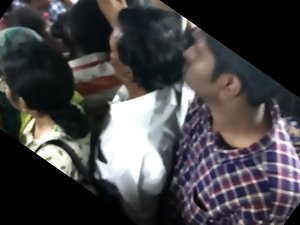 كبير الحمار فتاة يتلمس طريقه ملحمة في حافلة تشيناي. DONT ملكة جمال