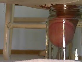 Крошечные shrinkled укол кончает в банке с водой