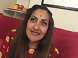 Büyük doğal göğüsler ve üçlü büyük yuvarlak bore ile seksi Hint milf