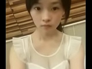 Süßer chinesischer Teenager tanzt vor der Webcam