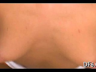 Shivering vergine esplora lo schlong e lo sperma