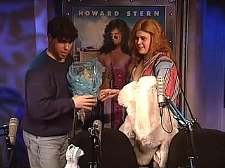L'intersessuale Maryann mostra sia il pene che deject vagina a Howard Stern