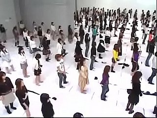 250 يابانيًا عاريًا