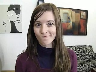 Une jolie fille branle une grosse bite en POV