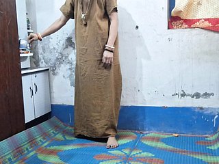 يمارس الجنس مع المعلمة في منزلها