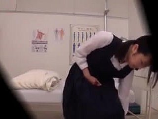 Jeunes etudiantes japonaises soumise visite Medicale