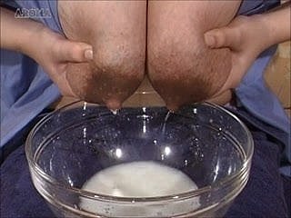 peitos asiáticos lactantes