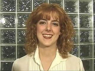 Rousse se déshabille et caresse ses seins et la chatte
