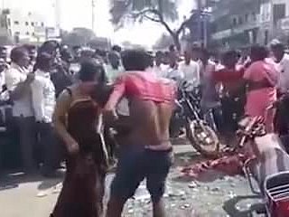 Boom box bate seu escravo em público