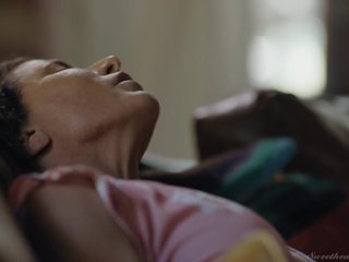 ソブリンSyreとアリエルX  - ストラップオンとレズビアン肛門クソ
