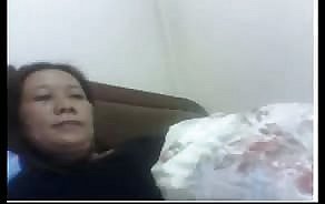 porno hose Chinese MILF speelt met haar tieten