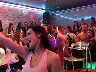 セックスパーティー中に楽しんで野生の女の子