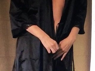 黒いローブでヌードダンス